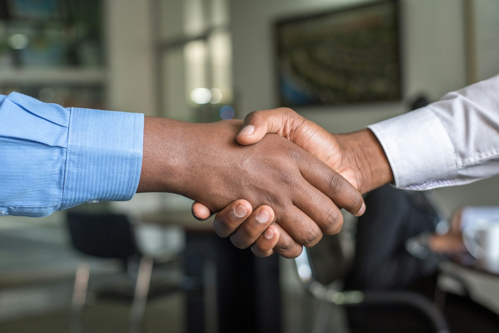 Handshake after a finished job, the right moment to ask for a review